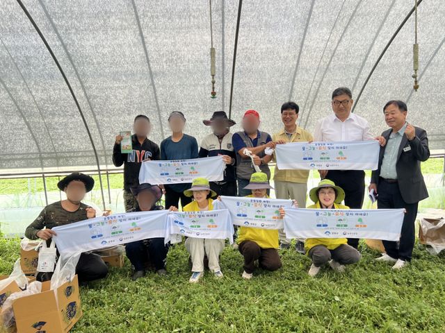 양평군과 한국생활개선양평군연합회 관계자들이 외국인 계절근로자 등을 대상으로 폭염 대응 교육 및 예방물품 지원을 진행하고 기념사진을 촬영하고 있다. 양평군 제공.