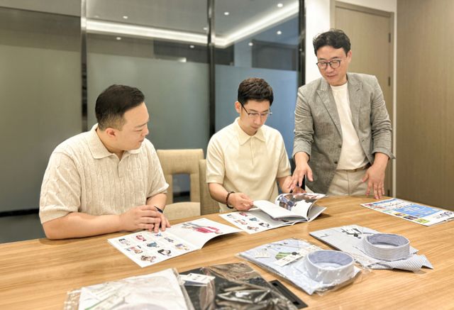 최근 (오른쪽)양홍열 형지I&amp;C 예작 사업본부장과 (가운데)이창규 중한기업진출지원협회장, 박지민 상해정한무역유한회사 총경리가 상하이 팝업스토어 운영 협약을 위해 제품을 살펴보고 있다. 형지I&amp;C 제공