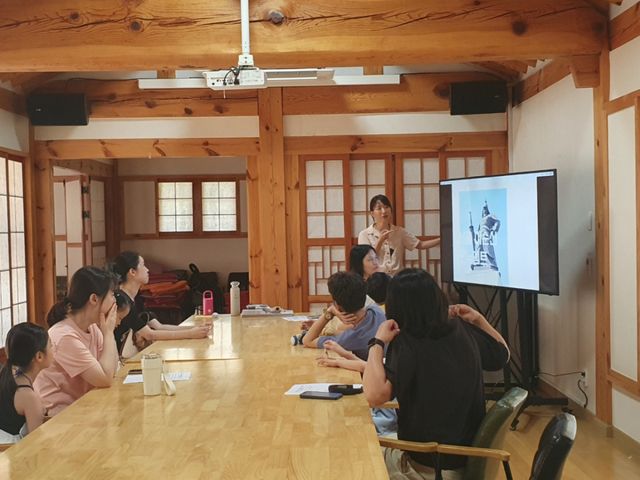 김포아트빌리지에서 진행된 ‘학부모와 함께하는 기억의 모뉴먼트(조형예술)’ 프로그램에서 학부모와 학생들이 강사의 설명을 경청하고 있다. 김포교육지원청 제공