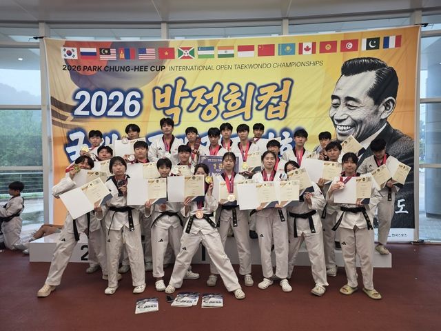 재능대학교 글로벌태권도학과 학생들이 국제오픈태권도 대회에서 30개 메달을 휩쓴 뒤 기념촬영을 하고 있다. 재능대학교 제공