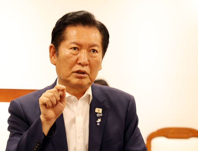 더불어민주당 정청래 당 대표 후보가 28일 세종시를 찾아 당 대표가 됐을 때 추진할 업무 등을 설명하고 있다. 연합뉴스