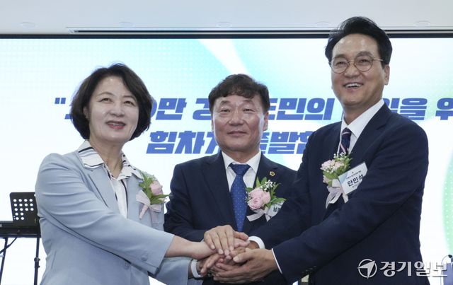추미애 경기도지사(왼쪽)와 안민석 경기도교육감(오른쪽). 경기일보 DB.