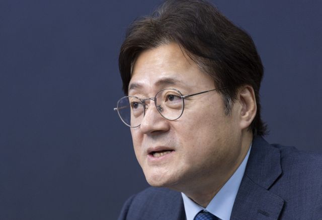 홍익표 청와대 정무수석이 조국혁신당 신장식 대표 취임 축하 인사를 하기 위해 29일 국회 내 혁신당을 방문해 인사말을 하고 있다. 연합뉴스