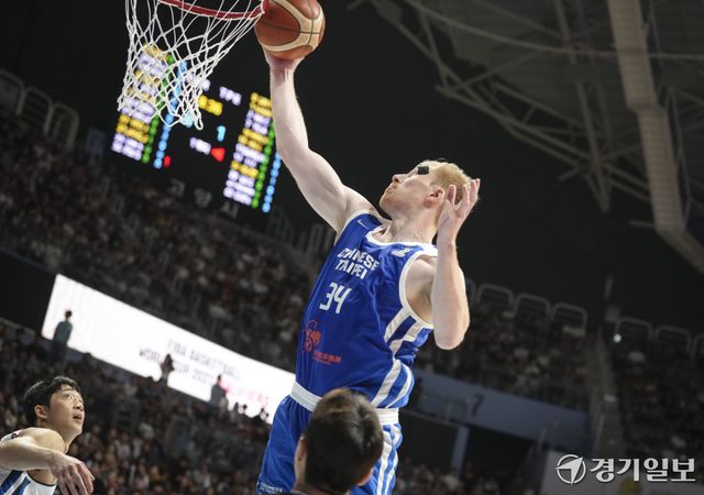 3일 오후 고양 소노 아레나에서 열린 '2027 국제농구연맹(FIBA) 월드컵' 아시아 예선 윈도우3 대한민국과 대만과의 경기에서 대만팀 길백 브랜든 스콧이 리바운드를 하고 있다. 홍기웅기자