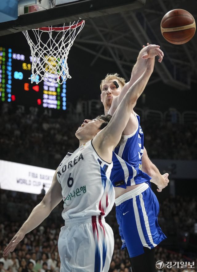 3일 오후 고양 소노 아레나에서 열린 '2027 국제농구연맹(FIBA) 월드컵' 아시아 예선 윈도우3 대한민국과 대만과의 경기에서 이정현이 대만 브랜든 길백 스콧에게 블록슛 당하고 있다. 홍기웅기자