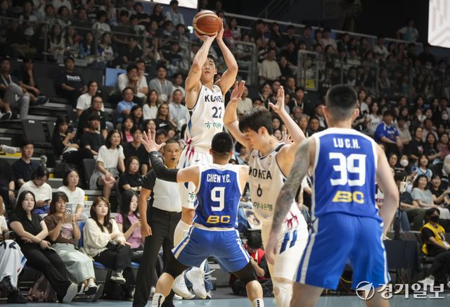3일 오후 고양 소노 아레나에서 열린 '2027 국제농구연맹(FIBA) 월드컵' 아시아 예선 윈도우3 대한민국과 대만과의 경기에서 여준석이 3점슛 시도를 하고 있다. 홍기웅기자