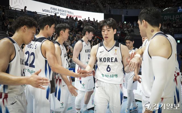 3일 오후 고양 소노 아레나에서 열린 '2027 국제농구연맹(FIBA) 월드컵' 아시아 예선 윈도우3 대한민국과 대만과의 경기에서 이정현이 선수입장하고 있다. 홍기웅기자