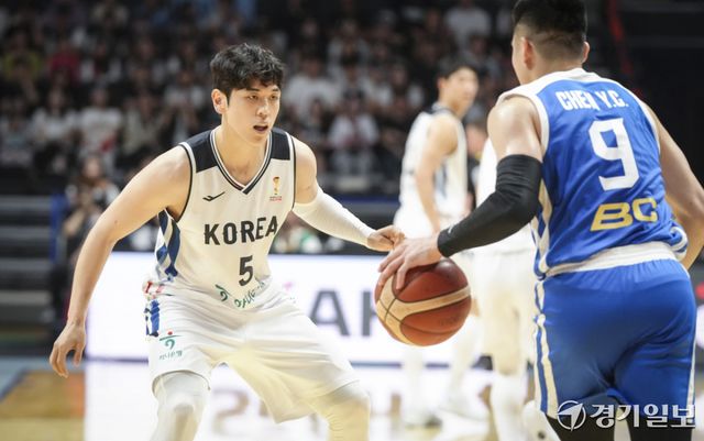 3일 오후 고양 소노 아레나에서 열린 '2027 국제농구연맹(FIBA) 월드컵' 아시아 예선 윈도우3 대한민국과 대만과의 경기에서 변준형이 상대 공격을 수비하고 있다. 홍기웅기자