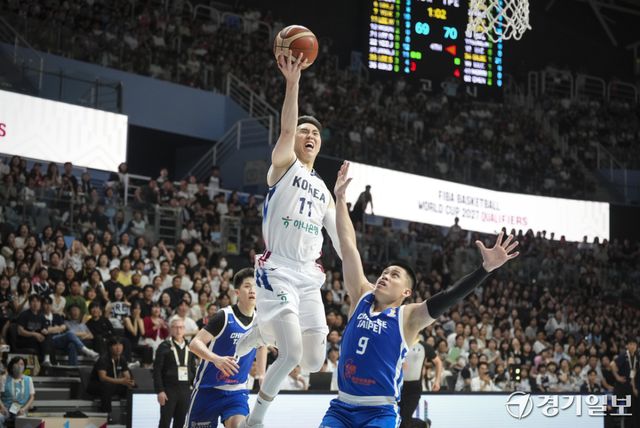 3일 오후 고양 소노 아레나에서 열린 '2027 국제농구연맹(FIBA) 월드컵' 아시아 예선 윈도우3 대한민국과 대만과의 경기에서 이우석이 득점과 동시에 파울을 얻어내고 있다. 홍기웅기자
