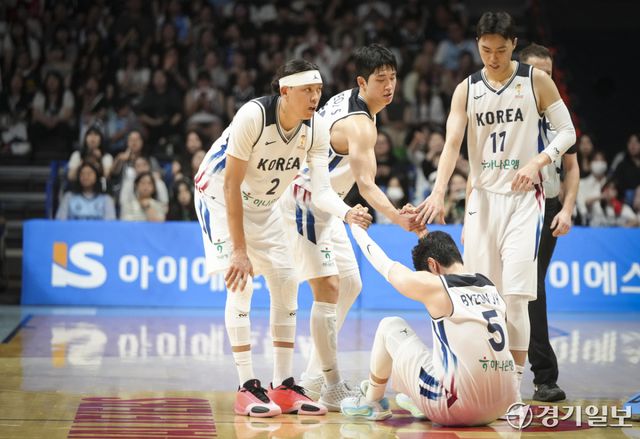 3일 오후 고양 소노 아레나에서 열린 '2027 국제농구연맹(FIBA) 월드컵' 아시아 예선 윈도우3 대한민국과 대만과의 경기에서 대표팀 선수들이 넘어진 변준형을 부축하고 있다. 홍기웅기자