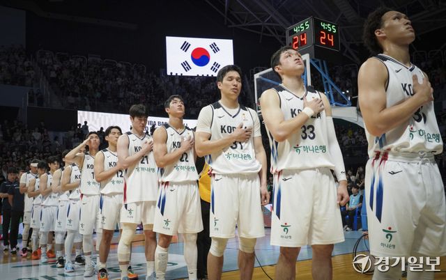3일 오후 고양 소노 아레나에서 열린 '2027 국제농구연맹(FIBA) 월드컵' 아시아 예선 윈도우3 대한민국과 대만과의 경기에서 대한민국 대표팀이 국민의례를 하고 있다. 홍기웅기자