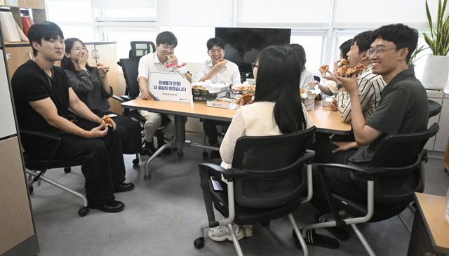 피자를 먹고 있는 재정경제부 실무진. 구윤철 재정경제부 장관 엑스 갈무리