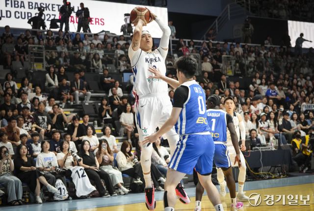 3일 오후 고양 소노 아레나에서 열린 '2027 국제농구연맹(FIBA) 월드컵' 아시아 예선 윈도우3 대한민국과 대만과의 경기에서 최준용이 페이더웨이 슛으로 득점하고 있다. 홍기웅기자