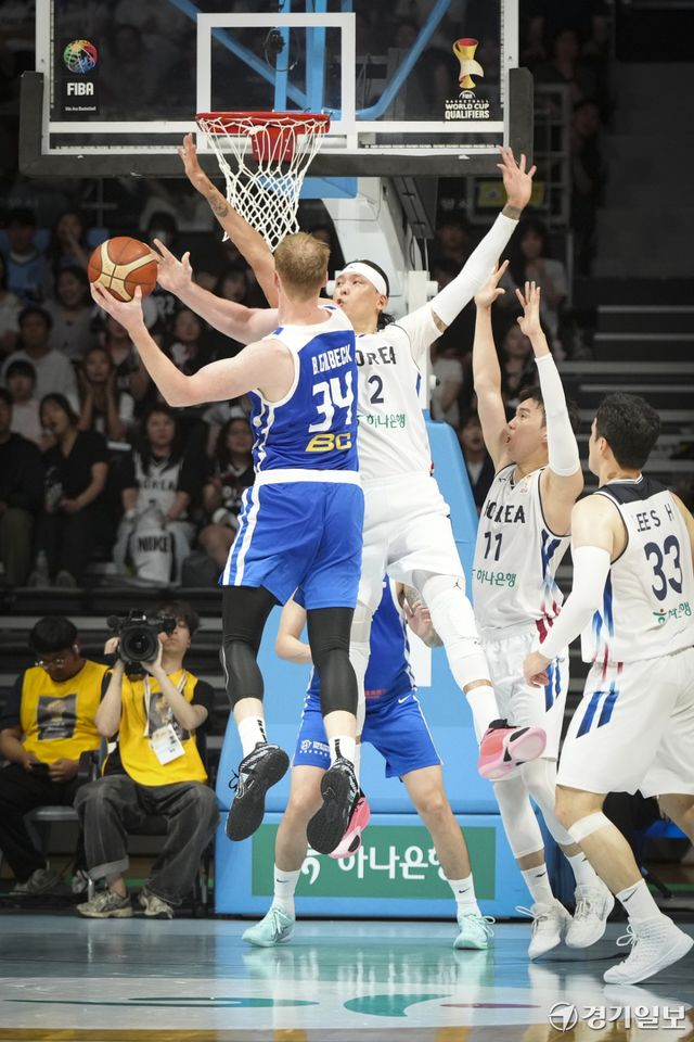 3일 오후 고양 소노 아레나에서 열린 '2027 국제농구연맹(FIBA) 월드컵' 아시아 예선 윈도우3 대한민국과 대만과의 경기에서 에디 다니엘과 이승현이 상대 골밑슛을 수비하고 있다. 홍기웅기자