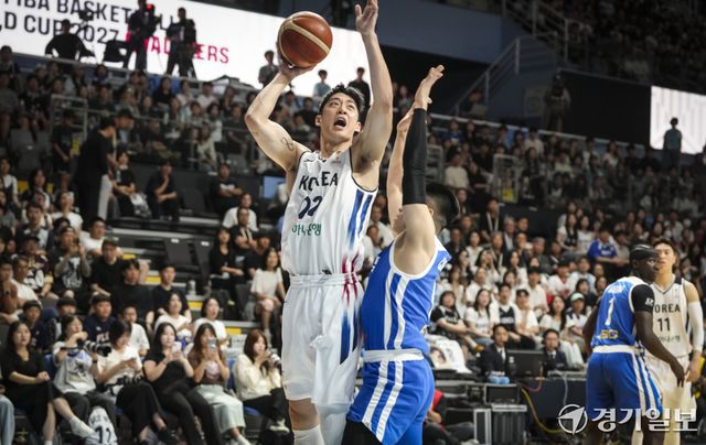 3일 오후 고양 소노 아레나에서 열린 '2027 국제농구연맹(FIBA) 월드컵' 아시아 예선 윈도우3 대한민국과 대만과의 경기에서 여준석이 골밑슛을 시도하고 있다. 홍기웅기자