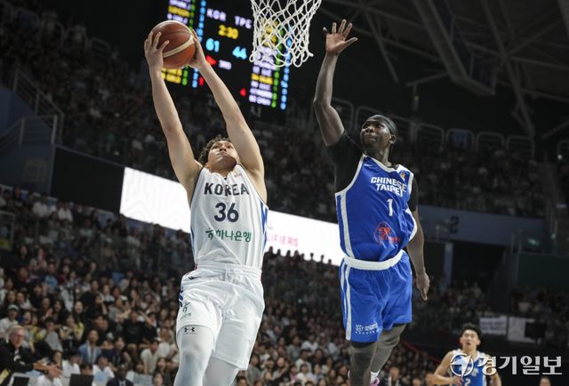 3일 오후 고양 소노 아레나에서 열린 '2027 국제농구연맹(FIBA) 월드컵' 아시아 예선 윈도우3 대한민국과 대만과의 경기에서 에디 다니엘이 골밑슛을 성공시키고 있다. 홍기웅기자