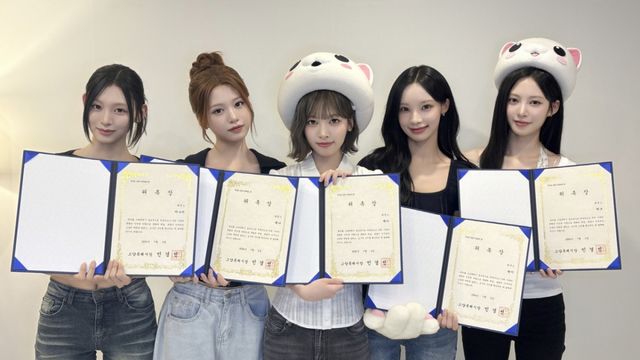 지난 2일 민선9기 고양특례시 첫 홍보대사로 위촉된 5인조 걸그룹 ‘리센느’ 멤버들이 위촉장을 들고 기념촬영을 하고 있다. 고양특례시 제공
