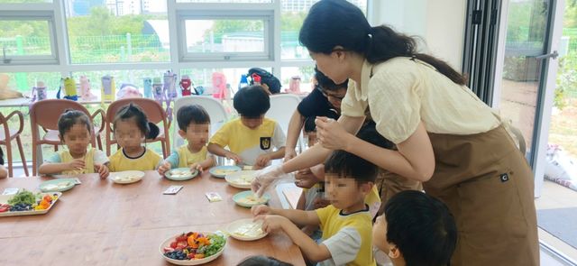 방울토마토 수확 체험 모습. 과천시 제공
