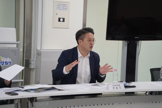 더불어민주당 전용기 의원(화성정)이 3일 화성시, 한국토지주택공사와 회의를 하고 있다. 의원실 제공