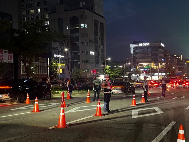 2일 경기남부경찰청이 관내 음주운전 취약지역에서 음주운전 특별단속을 실시하고 있다. 경기남부경찰청