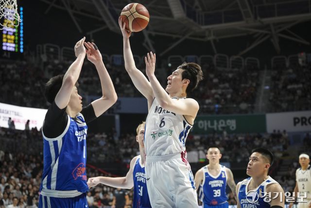 3일 오후 고양 소노 아레나에서 열린 '2027 국제농구연맹(FIBA) 월드컵' 아시아 예선 윈도우3 대한민국과 대만과의 경기에서 이정현이 레이업슛을 시도하고 있다. 홍기웅기자