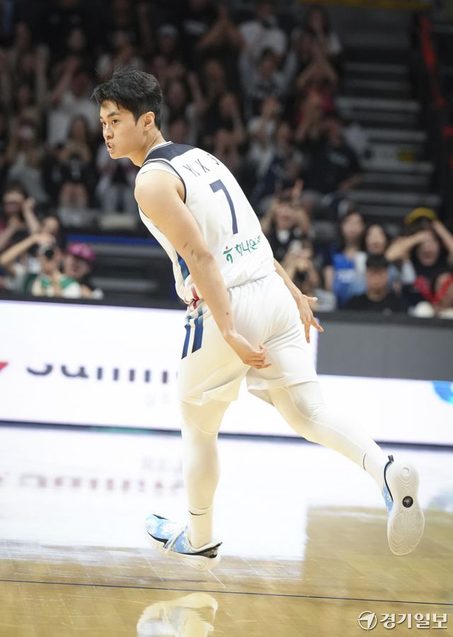3일 오후 고양 소노 아레나에서 열린 '2027 국제농구연맹(FIBA) 월드컵' 아시아 예선 윈도우3 대한민국과 대만과의 경기에서 유기상이 3점슛 득점후 세리머니를 하고 있다. 홍기웅기자