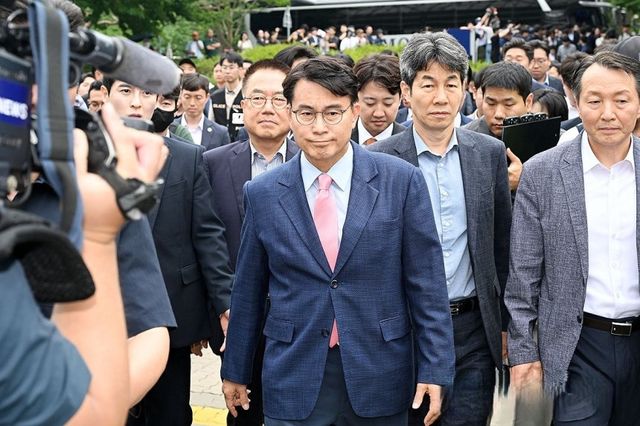 국회 ‘제9회 전국동시지방선거 투표용지 부족 사태 등 국민 참정권 침해 진상규명 및 선거관리 개혁을 위한 국정조사 특별위원회’ 위원장인 윤상현 국민의힘 의원과 특위위원들이 지난 2일 현장 조사를 위해 서울 송파구 올림픽공원 핸드볼경기장 개표소로 향하고 있다. 연합뉴스