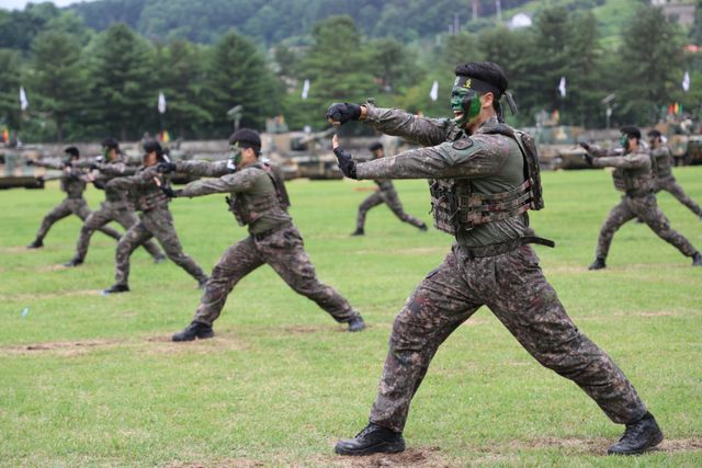 2일 수도기계화보병사단 창설 77주년 기념행사에서 장병들이 특공무술 시범을 통해 강인한 전투 의지를 보여주고 있다. 수기사 제공