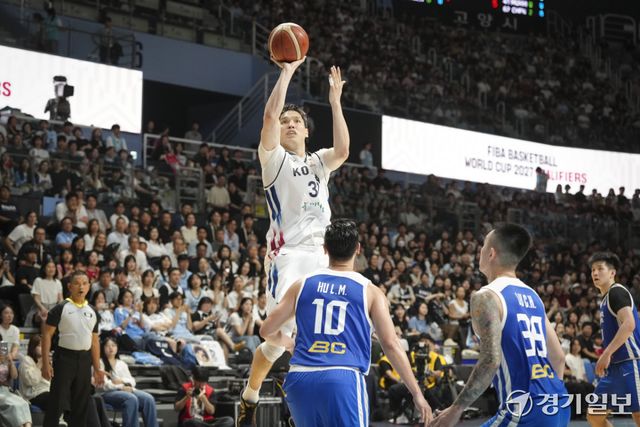 3일 오후 고양 소노 아레나에서 열린 '2027 국제농구연맹(FIBA) 월드컵' 아시아 예선 윈도우3 대한민국과 대만과의 경기에서 장재석이 점프슛을 시도하고 있다. 홍기웅기자