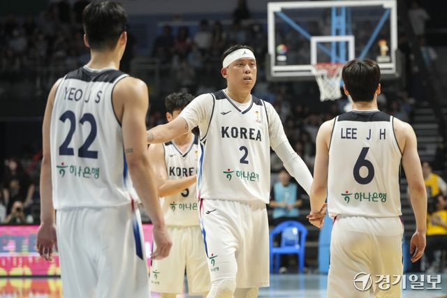 3일 오후 고양 소노 아레나에서 열린 '2027 국제농구연맹(FIBA) 월드컵' 아시아 예선 윈도우3 대한민국과 대만과의 경기에서 대표팀이 연장끝에 2점차 역전패를 당하자 아쉬워하고 있다. 홍기웅기자