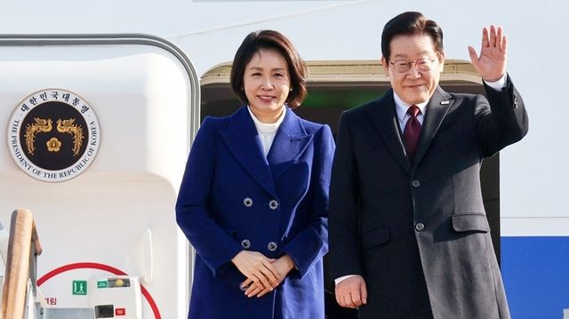 지난 1월 4일 중국을 국빈방문하는 이재명 대통령과 김혜경 여사가 성남 서울공항 공군1호기에서 환송객에게 인사하고 있다. 연합뉴스