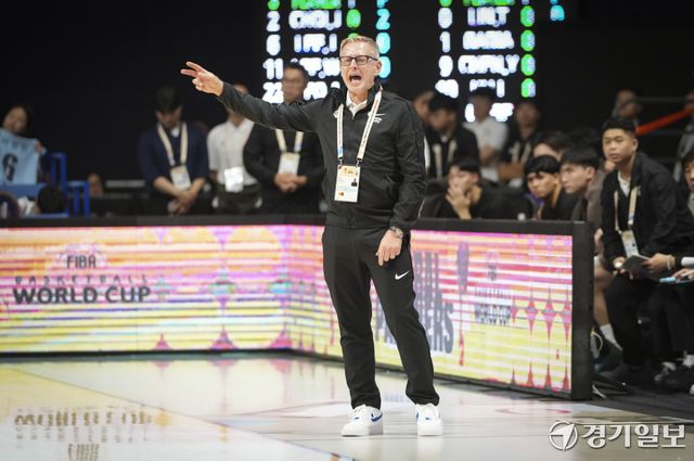 3일 오후 고양 소노 아레나에서 열린 '2027 국제농구연맹(FIBA) 월드컵' 아시아 예선 윈도우3 대한민국과 대만과의 경기에서 대만 투치 지안루카 감독이 선수들에게 지시하고 있다. 홍기웅기자