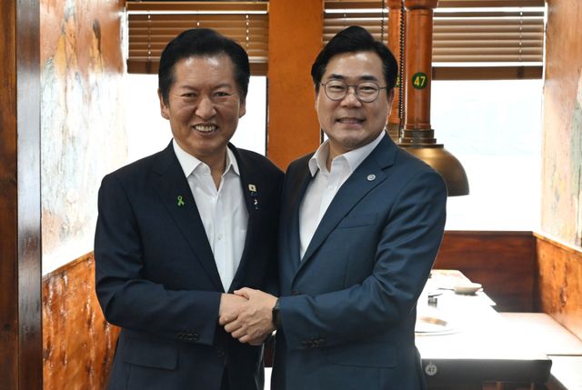 정청래 더불어민주당 당 대표 후보가 30일 인천 남동구 한 식당에서 박찬대 인천시장과 조찬에 앞서 인사를 나누고 있다. 조병석 기자