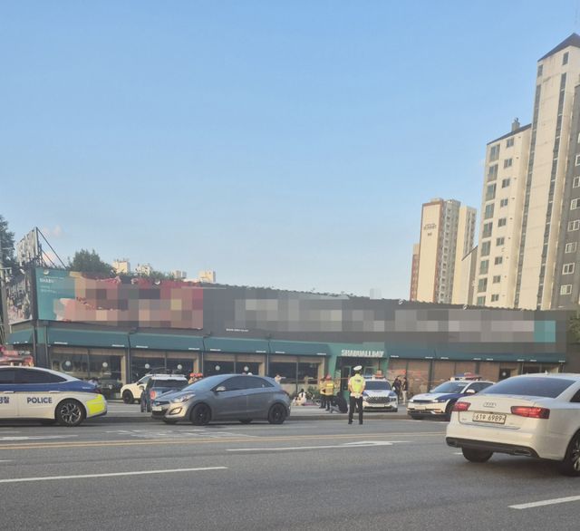 30일 저녁 양평군 양평읍의 한 식당에서 천장이 붕괴되는 사고가 발생하며 이용객들이 대피해 나온 모습. 독자 제공