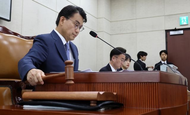 국회 선관위 국조특위 위원장인 윤상현 의원이 30일 국회에서 열린 '제9회 전국동시지방선거 투표용지 부족 사태 등 국민 참정권 침해 진상규명 및 선거관리 개혁을 위한 국정조사 특별위원회' 전체회의에서 활동기간 연장의 건을 의결하고 있다. 연합뉴스
