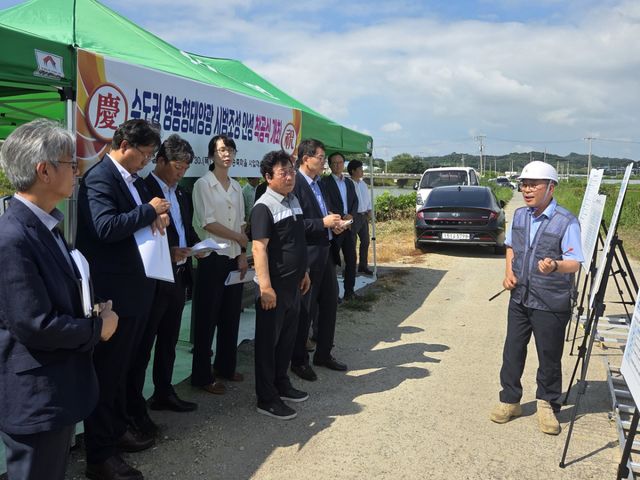 농림축산식품부 관계자들이 30일 경기 안성시 송죽마을에서 열린 ‘수도권 영농형 태양광 시범조성 착공식’에 참석해 공사 현장을 둘러보고 있다. 농식품부 제공