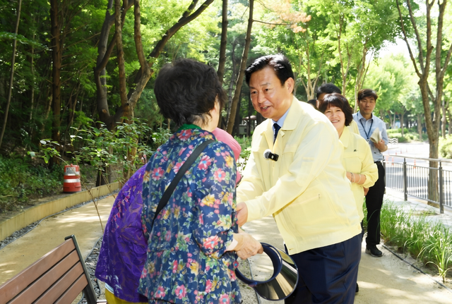 지난 29일 신동화 구리시장이 ‘시민 공감 로드체킹’ 두 번째 현장 점검으로 인창주공단지 완충녹지 산책로·형제 약수터를 방문하여 시민 한 분과 인사를 나누고 있다. 구리시 제공