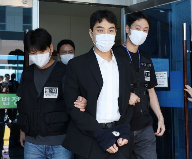 아동 성매매 혐의를 받는 최영중 전 청주시의원이 30일 오후 청주지법에서 구속 전 피의자 심문(영장실질심사)을 받은 뒤 청사를 빠져나와 호송차에 오르고 있다. 연합뉴스