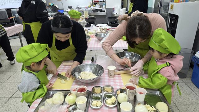시흥시장곡종합사회복지관이 미취학 아동과 초등학교 2학년 이하 자녀 가정을 대상으로 요리교실을 마무리했다. 시흥시 제공