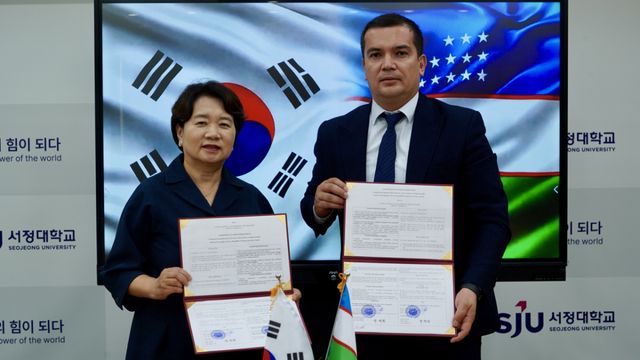 양영희 서정대 총장(왼쪽)과 파루흐 샤리포프 우즈베키스탄 직업교육청 국장이 29일 서정대 대회의실에서 육성형 전문기술학과(E-7-M) 인재 양성 및 국제협력 강화를 위한 업무협약(MOU)을 체결한 뒤 기념촬영을 하고 있다. 서정대 제공