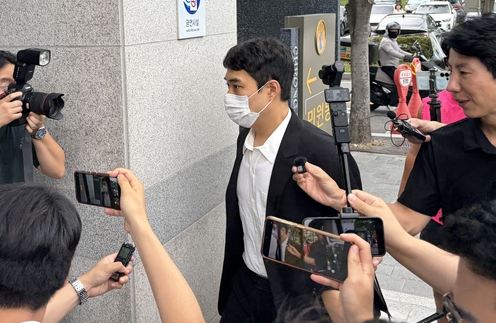 30일 오후 1시께 영장심사에 출석하기 위해 청주지방법원으로 향하는 최영중 전 청주시의원. 연합뉴스