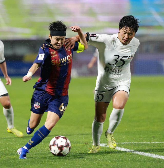 수원FC 위민 지소연(왼쪽)이 5월20일 열린 아시아축구연맹(AFC) 여자챔피언스리그(AWCL)에서 북한 내고향여자축구단 선수와 볼 경합을 벌이고 있다. 수원FC 위민 제공