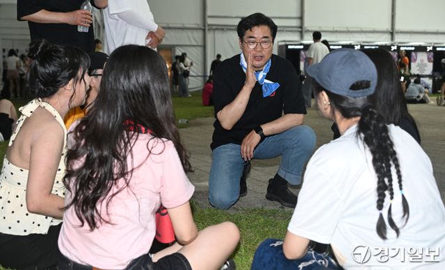 박찬대 인천시장이 31일 인천 연수구 송도달빛축제공원에서 열린 2026 인천펜타포트 락 페스티벌에서 시민들과 이야기를 나누고 있다.조병석기자