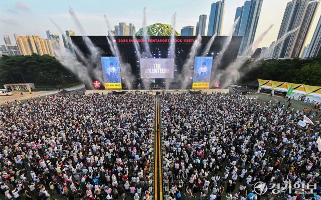 31일 인천 연수구 송도달빛축제공원에서 열린 21살의 인천펜타포트 락 페스티벌 1일차가 내일의 무대를 기약하며 성황리에 마무리했다.더 발룬티어스 공연. 김시범기자
