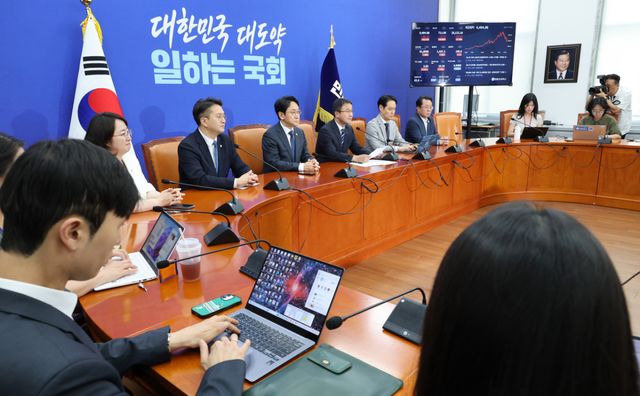 더불어민주당 한병도 당 대표 직무대행 겸 원내대표가 31일 국회에서 기자회견을 열고 청와대 특별감찰관 후보로 최길수 변호사를 추천한다고 말하고 있다. 연합뉴스