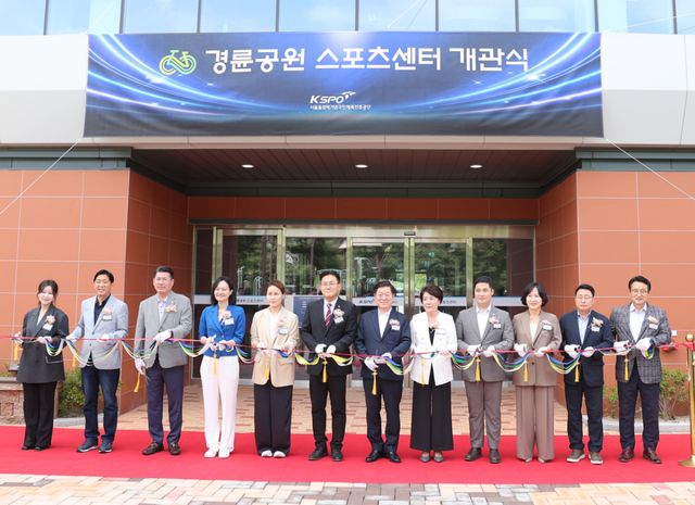 31일 오후 광명스피돔에서 열린 ‘경륜공원 스포츠센터 개관식’에서 박승원 광명시장(왼쪽에서 일곱 번째)을 비롯한 참석 내빈들이 시설 개장을 알리는 테이프 커팅을 하고 있다. 광명시 제공