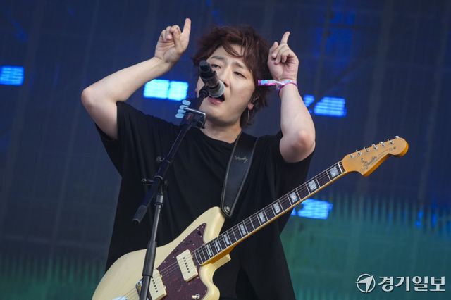 31일 인천 송도달빛축제공원에서 열린 '2026 인천펜타포트 락 페스티벌'에서 쏜애플이 KB국민카드 스테이지에서 열정적인 공연을 선보이고 있다. 홍기웅기자