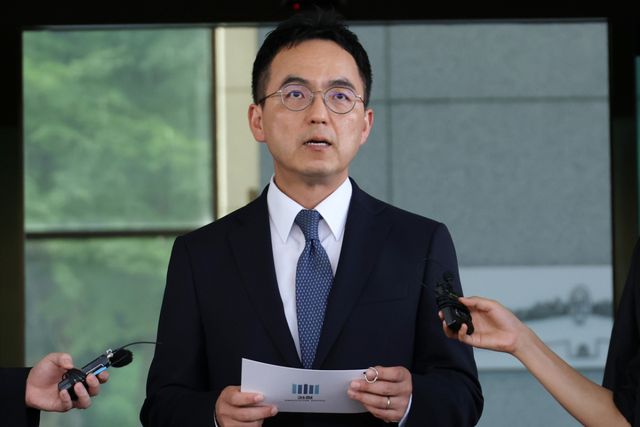 검사의 보완 수사권을 전면 폐지하는 형사소송법 개정안이 국회 본회의를 통과한 31일 구자현 검찰총장 직무대행이 서초동 대검찰청을 나서며 입장을 말하고 있다.