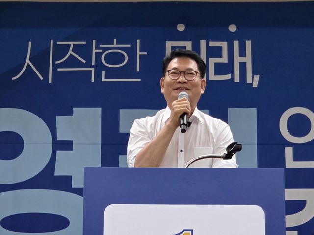 더불어민주당 당대표 선거에 출마한 송영길 후보가 31일 인천YMCA에서 열린 ‘인천 당원 간담회’에서 지지를 호소하고 있다. 박귀빈기자