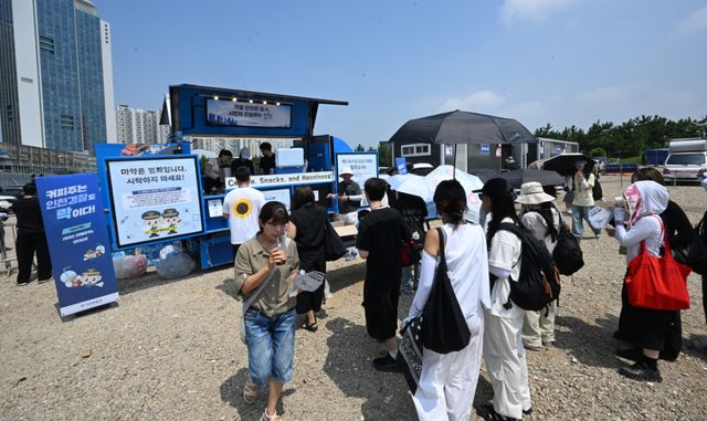 31일 인천경찰청 직원들이 인천펜타포트 락 페스티벌을 찾은 관객들에게 커피를 제공하고 있다. 조병석 기자